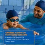 Criança aprendendo a nadar em aula na Kainágua Academia